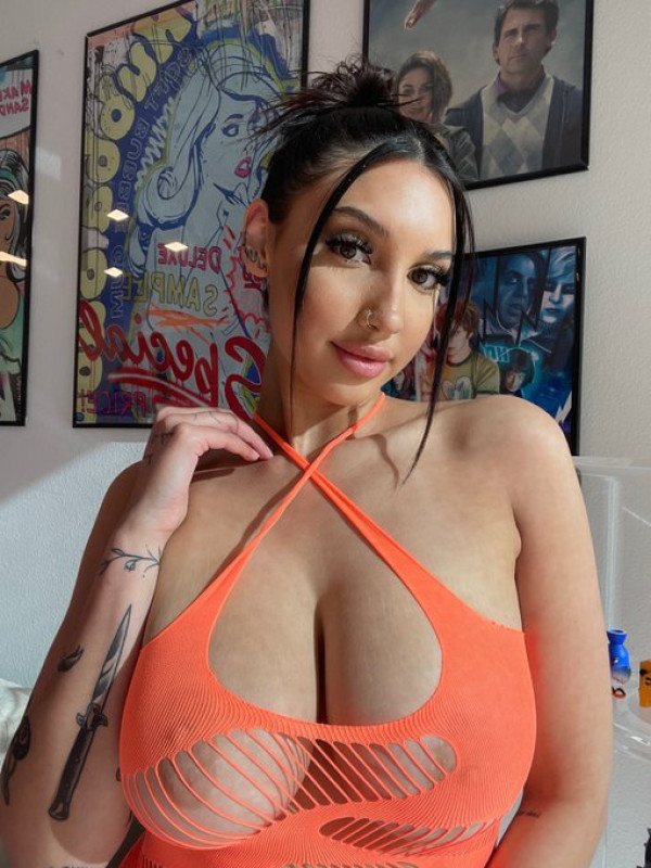 Sono disponibile per i vostri piaceri 🥰 Sono disponibile per i vostri piaceri 🥰