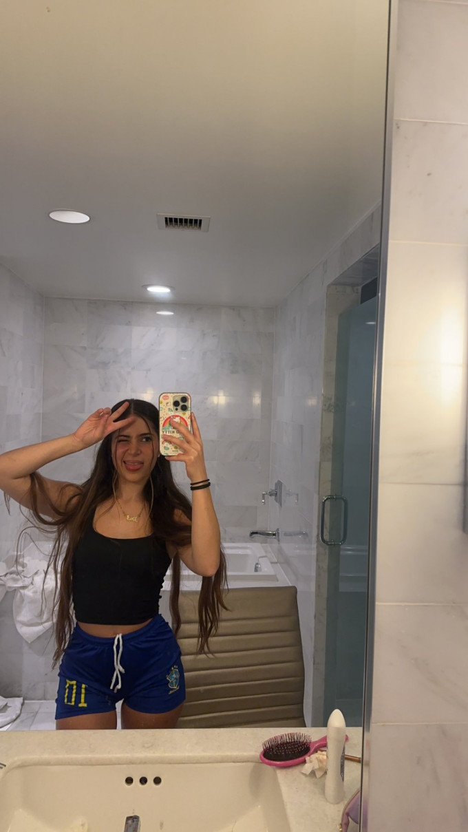 Ciao, una giovane ragazza calda disponibile vicino a te Ciao, una giovane ragazza calda disponibile vicino a te