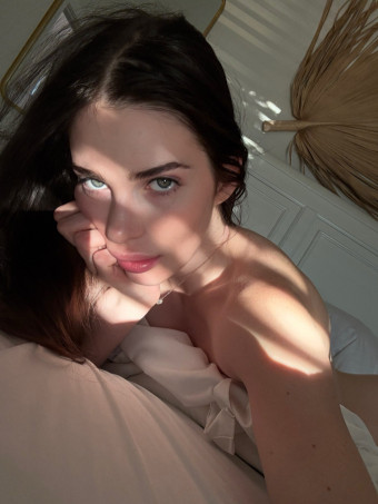 Sono disponibile per un incontro sessuale discreto e a pagamento.