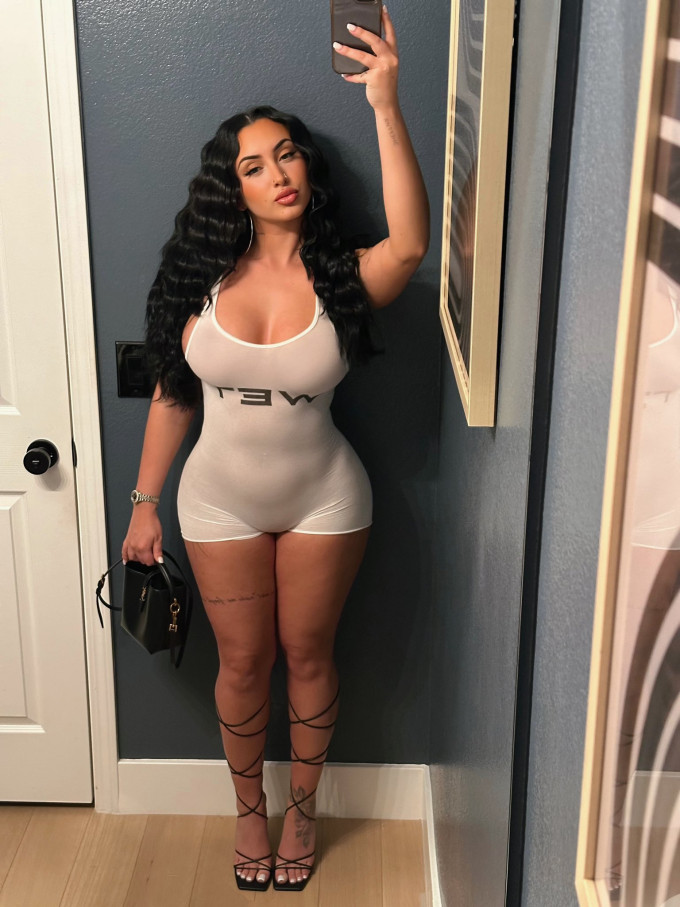 Sono disponibile per incontri sensuali, scrivimi in privato