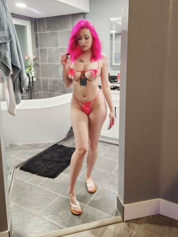 Disponible maintenant pour un bon moment de massages 💋 😘 ❤️