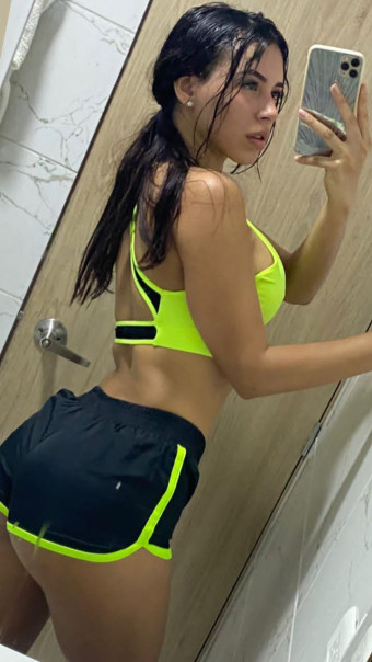 Donna fontana disponibile