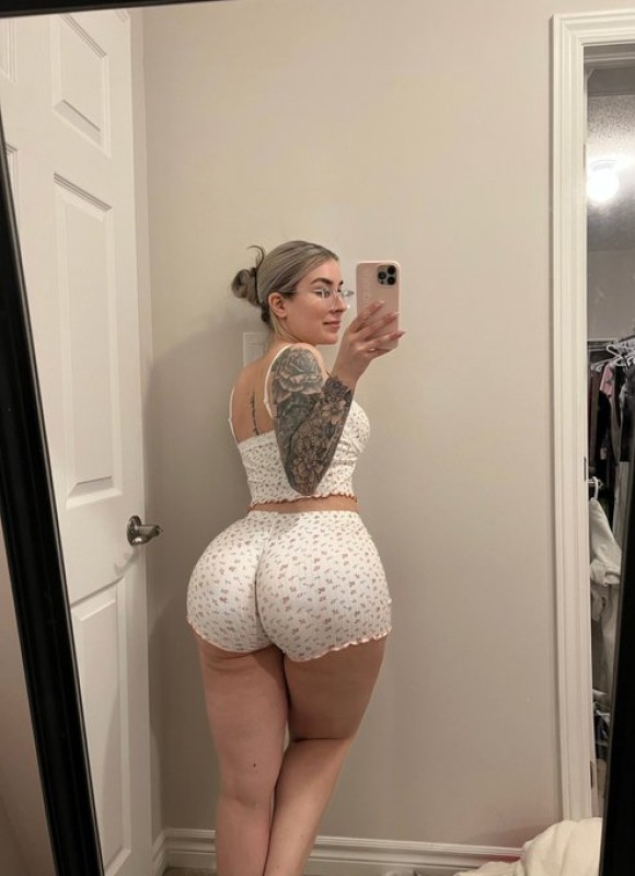 Sono disponibile per piani sensuali