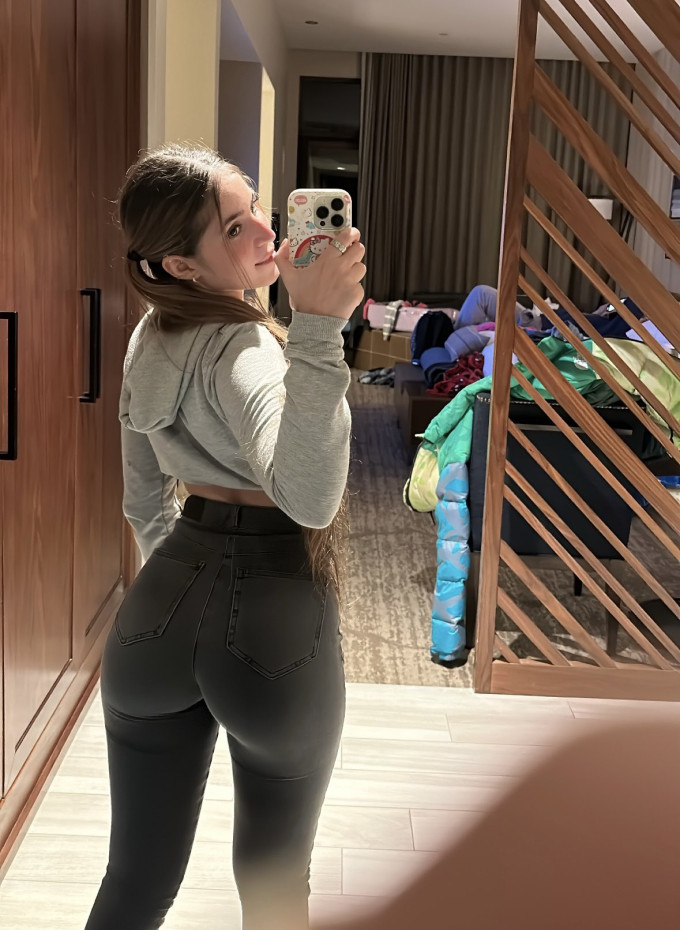 Ciao, giovane e calda donna disponibile, ti do il benvenuto a casa mia, diversi posti auto disponibili e viaggio anche.