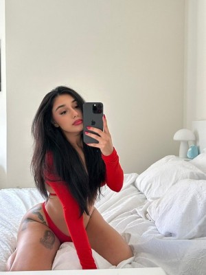 Sono disponibile per i vostri piaceri 🥰