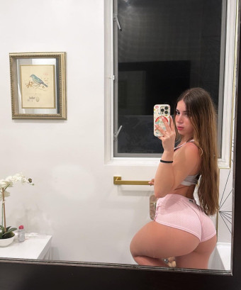 Ciao, una giovane ragazza calda disponibile vicino a te