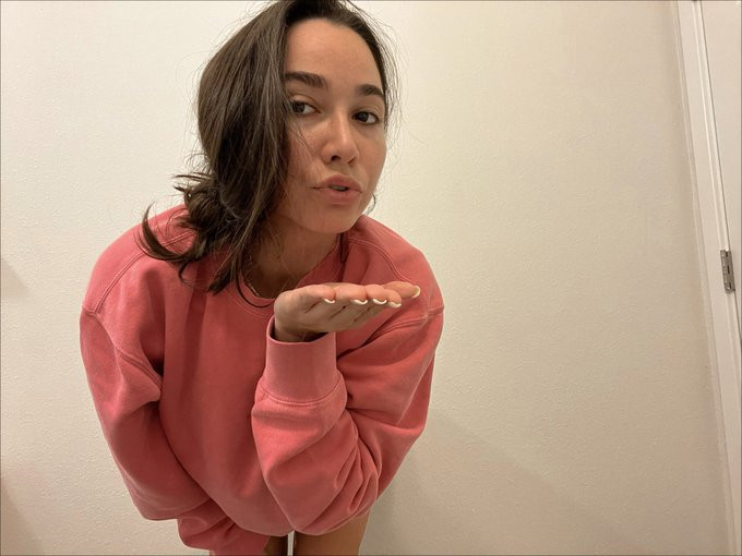Ciao a tutti i miei migliori clienti che vengono a divertirsi con me qui, sono Laurianan. Sono single e disponibile per i vostri piani di sesso naturale. ORA