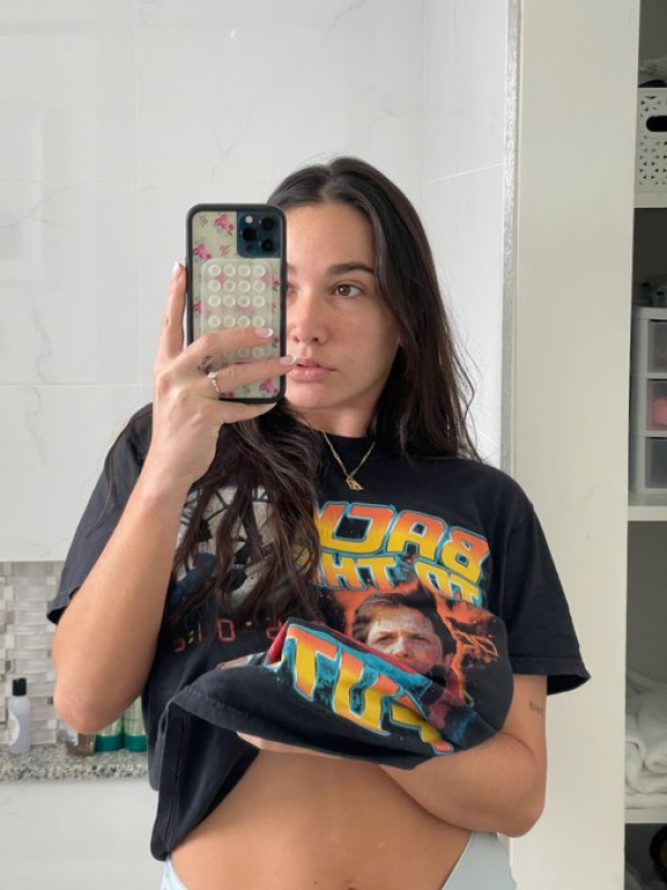 Ciao a tutti i miei migliori clienti che vengono a divertirsi con me qui, sono Laurianan. Sono single e disponibile per i vostri piani di sesso naturale. ORA