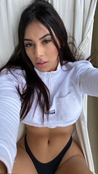 Donna fontana disponibile