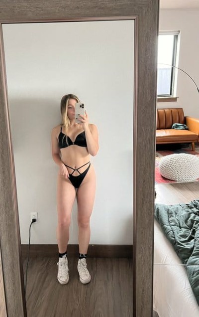 UNA RAGAZZA SOTTOMESSA DISPONIBILE PER IL SESSO