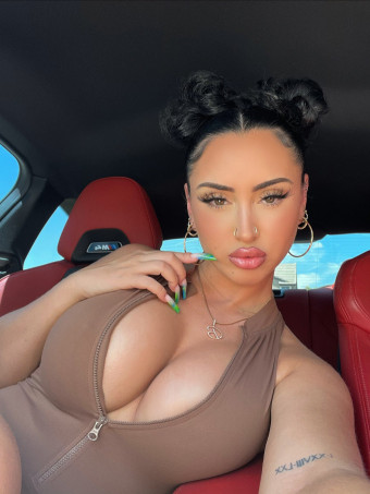Sono disponibile per incontri sensuali, scrivimi in privato