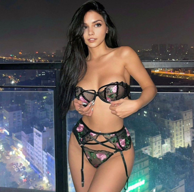 bella donna con seno grande, sexy e calda, disponibile