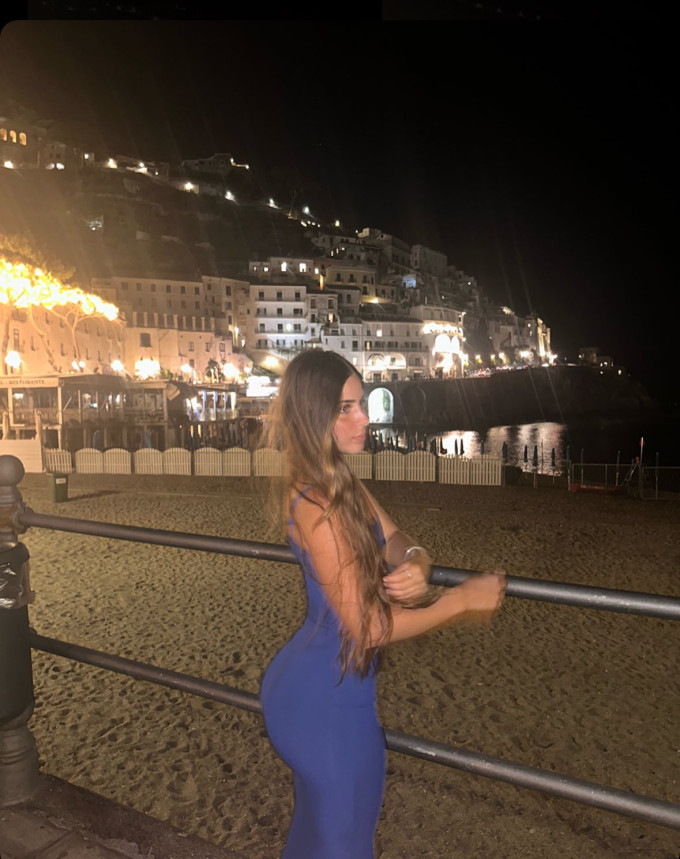 Ciao, una giovane ragazza calda disponibile vicino a te