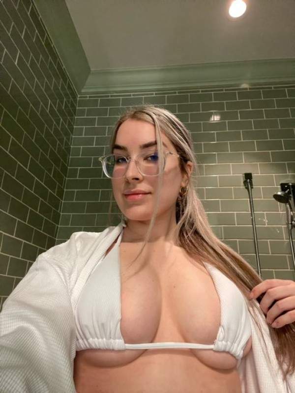 Sono disponibile per piani sensuali