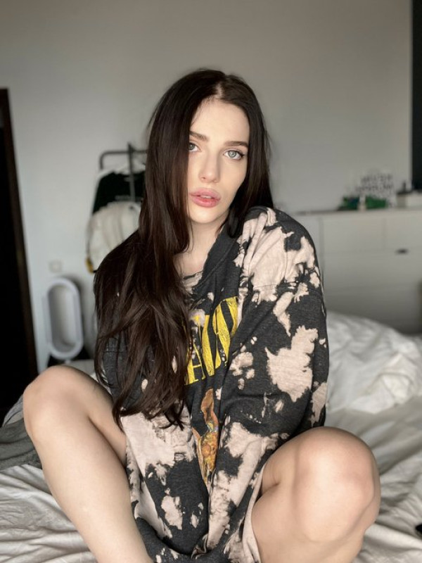 Ciao a tutti i miei migliori clienti che vengono a divertirsi con me qui, sono Laurianan. Sono single e disponibile per i vostri piani di sesso naturale. ORA