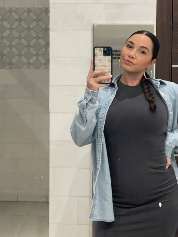 Ciao a tutti i miei migliori clienti che vengono a divertirsi con me qui, sono Laurianan. Sono single e disponibile per i vostri piani di sesso naturale. ORA