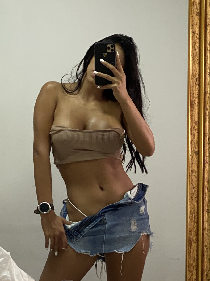 Donna fontana disponibile