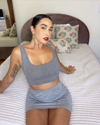 Sono una donna single disponibile per fare sesso ma è pagato, quindi sei interessato
