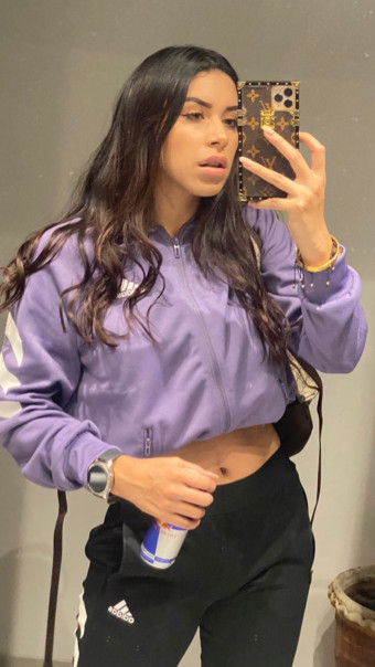 Donna fontana disponibile