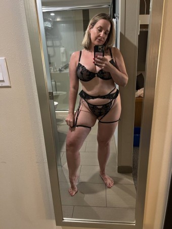 Tesoro, sono disponibile ora per i tuoi indimenticabili desideri sessuali🥰🥰