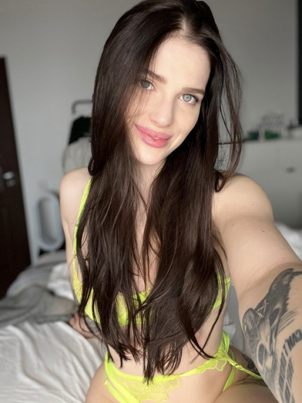 Ciao a tutti i miei migliori clienti che vengono a divertirsi con me qui, sono Laurianan. Sono single e disponibile per i vostri piani di sesso naturale. ORA