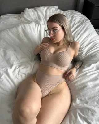 Sono disponibile per piani sensuali