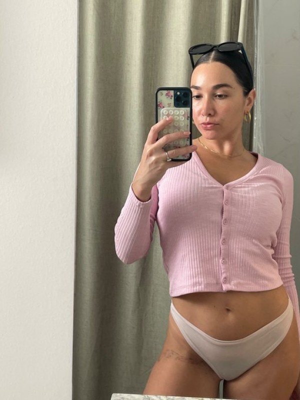 Escort girl A Vicenza Giulia bella 28enne bambolina __ esperta in massaggi lingam ed erotici
