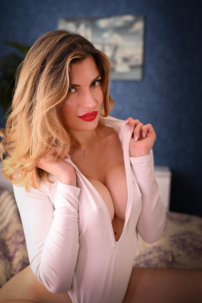 Donna calda disponibile per appuntamenti piccanti senza
