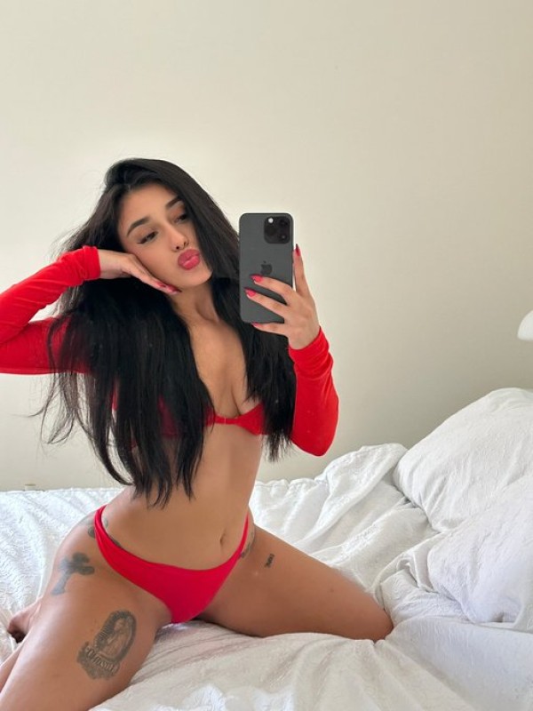 Sono disponibile per i vostri piaceri 🥰