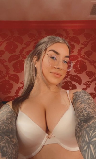 Sono disponibile per piani sensuali