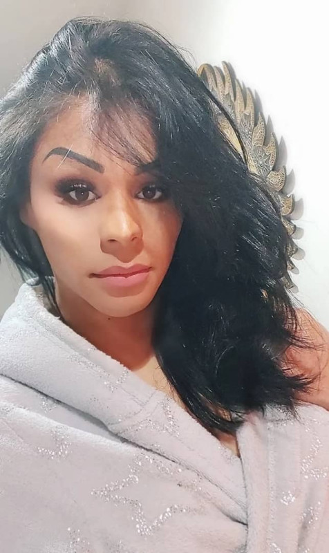 bella donna con seno grande, sexy e calda, disponibile