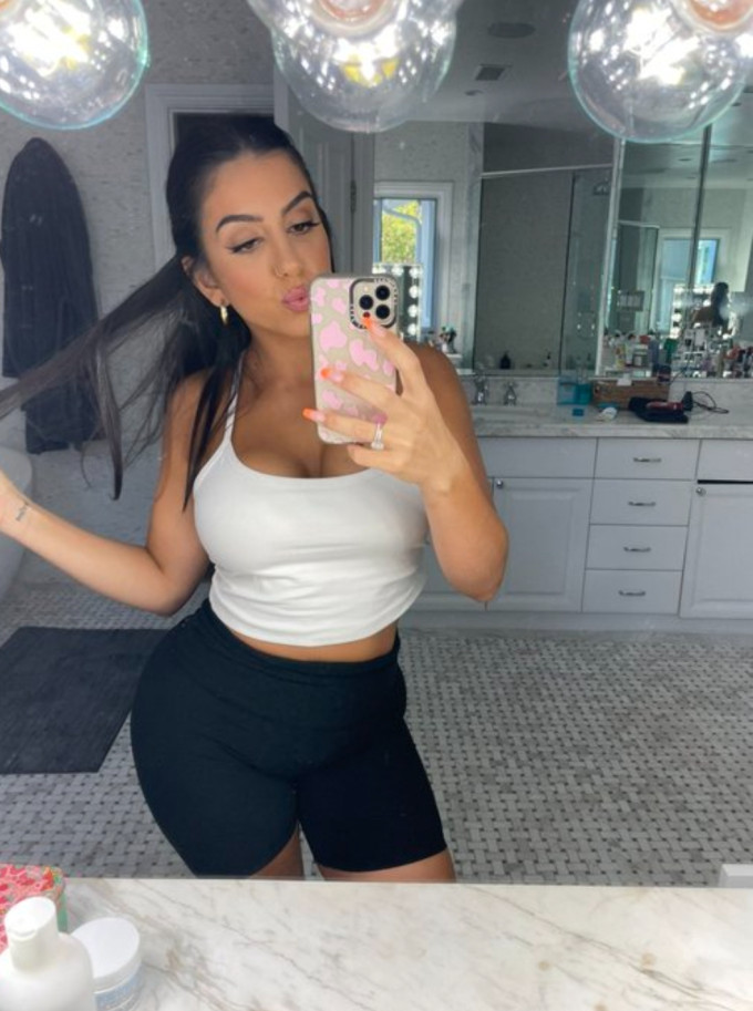 Ciao sono disponibile tutta la notte per momenti eccitanti senza grattacapi😍🍑🍆