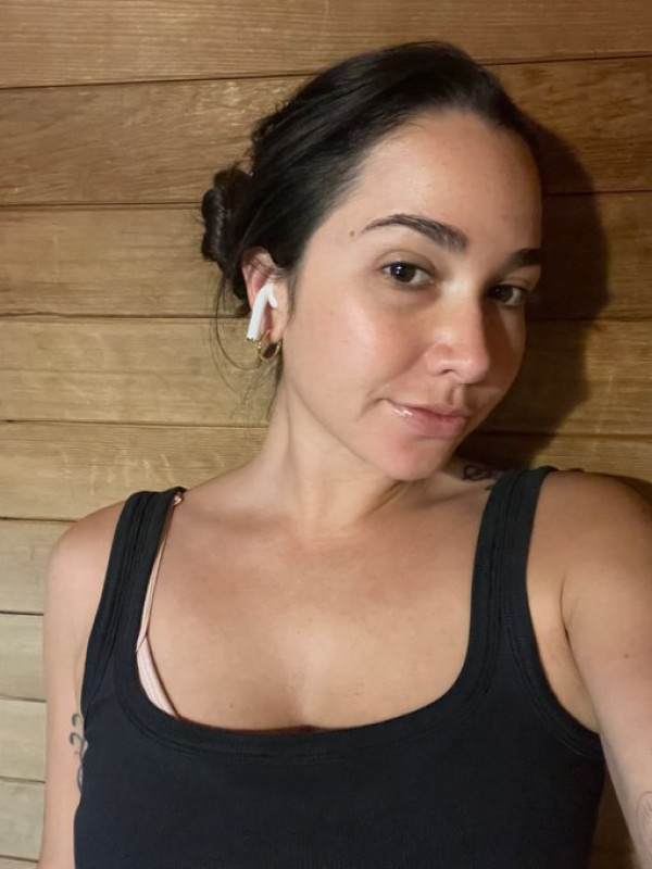 Ciao a tutti i miei migliori clienti che vengono a divertirsi con me qui, sono Laurianan. Sono single e disponibile per i vostri piani di sesso naturale. ORA