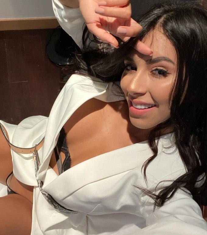 Donna fontana disponibile