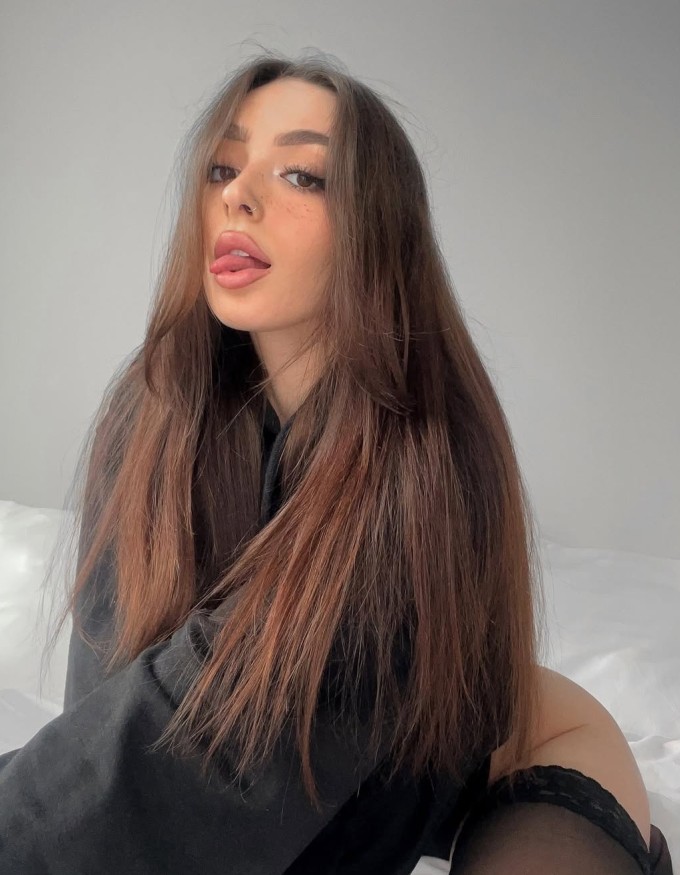 Disponibile per massaggi erotici e sesso senza esclusione di colpi