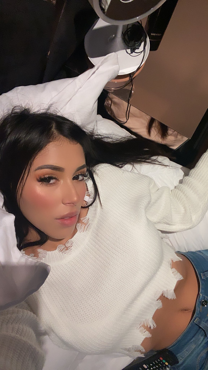 Donna fontana disponibile