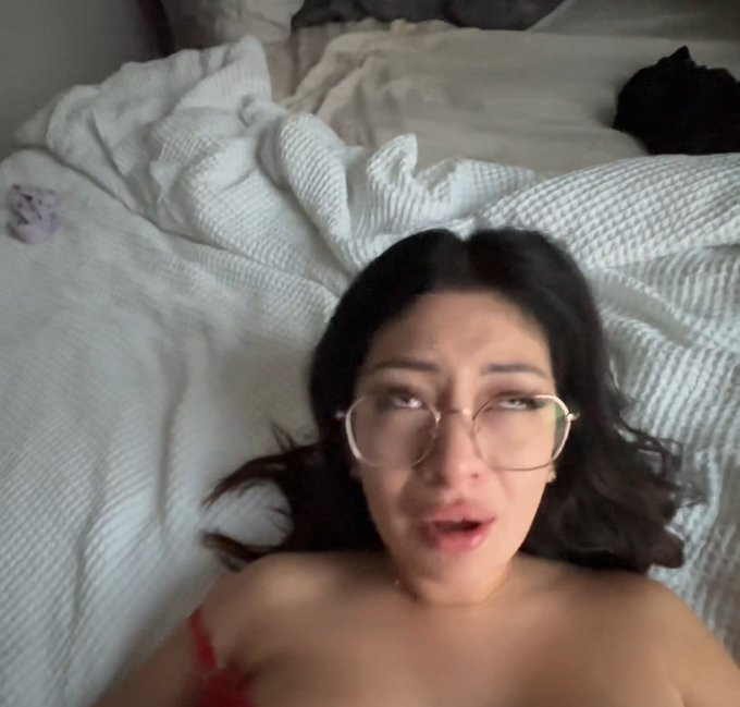 Una bruna, magra, con un corpo scolpito, puzzolente, levigato e con un grande senso dell'umorismo, arrivata da poco e che ama le avventure a letto, ti sto aspettando, amore mio