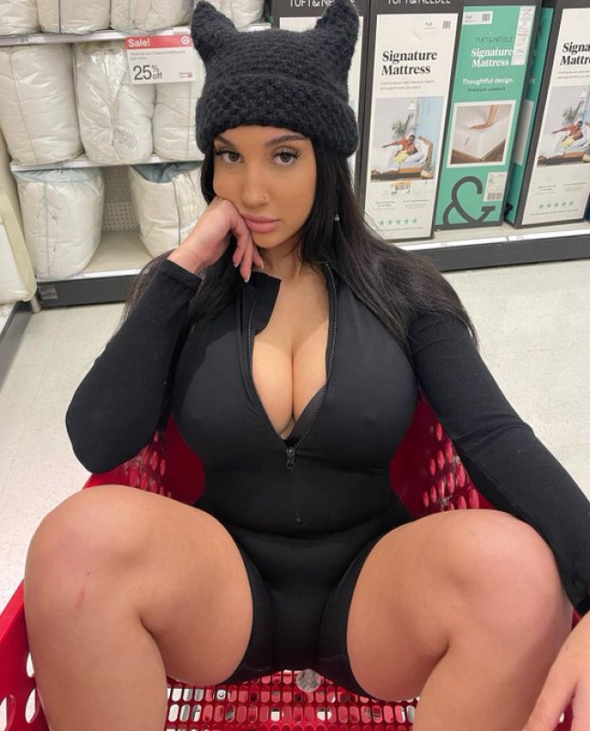 Ciao amore mio sono disponibile per un bell'incontro sesso a pagamento scrivimi in privato su Messenger 🍆🍑