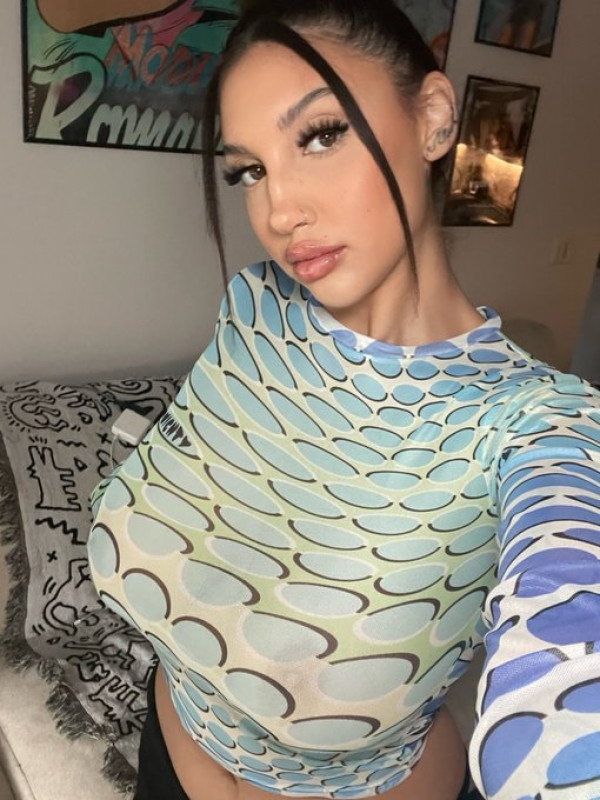 Sono disponibile per i vostri piaceri 🥰