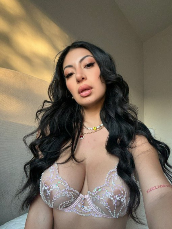 Sono una donna che può soddisfare le tue fantasie più cattive, a casa mia o nella tua! Adoro gli appuntamenti amichevoli e romantici, gli appuntamenti più lunghi, per conoscersi!